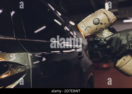 Colourist Mann vergleichen Farbmuster mit Autolack. Stockfoto