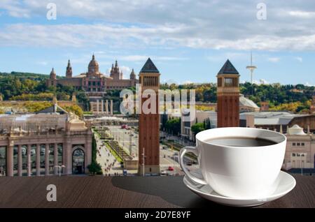 Tasse Kaffee auf dem Tisch gegen Spanien Platz in Barcelona, Spanien Stockfoto