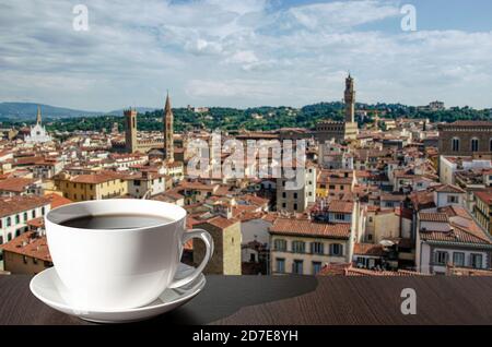 Tasse Kaffee auf dem Tisch mit Blick von oben Der historischen Altstadt von Florenz in Italien Stockfoto