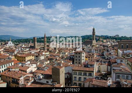 Blick von oben auf das historische Stadtzentrum von Florenz in Italien Stockfoto