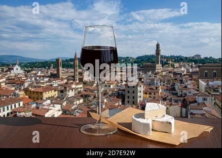 Glas Rotwein mit Käse mit Blick von oben Der historischen Altstadt von Florenz in Italien Stockfoto