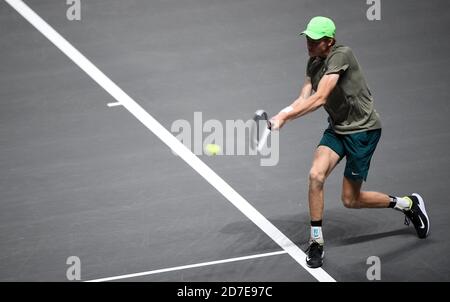 Köln, Deutschland. Oktober 2020. Tennis: ATP Tour - Kölner Meisterschaften (ATP), Einzel, Männer, 2. Runde, P. Herbert (Frankreich) - Sinner (Italien). Jannik Sinner spielt den Ball. Quelle: Jonas Güttler/dpa/Alamy Live News Stockfoto