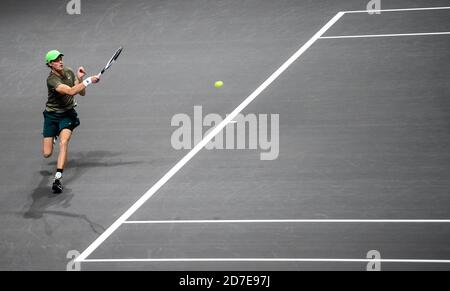 Köln, Deutschland. Oktober 2020. Tennis: ATP Tour - Kölner Meisterschaften (ATP), Einzel, Männer, 2. Runde, P. Herbert (Frankreich) - Sinner (Italien). Jannik Sinner spielt den Ball. Quelle: Jonas Güttler/dpa/Alamy Live News Stockfoto