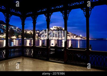 Sibenik bei Nacht, Blick auf die Festung St. Michael, Kroatien. Blick auf die Stadt an der adriaküste Kroatiens während der blauen Stunde von der hölzernen durchbrochenen Galerie Stockfoto