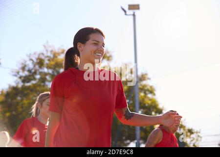 Damen Fußball-Mannschaftstraining Für Fußball-Match Auf Outdoor Astro Rasenplatz Stockfoto