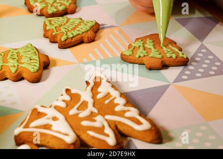 Wir malen hausgemachte Kekse. Vorbereitung auf Weihnachten. Lebkuchendekoration Stockfoto