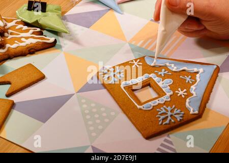 Wir malen hausgemachte Kekse. Vorbereitung auf Weihnachten. Lebkuchendekoration Stockfoto