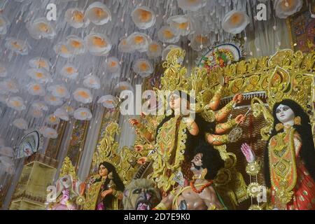 Statue der hinduistischen Göttin Durga mit ihrer Familie während der Puja Stockfoto