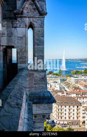 Die Dächer von Genf, die Bucht von Genf und der Genfer See vom Glockenturm der Kathedrale Saint-Pierre an einem sonnigen Sommertag aus gesehen. Stockfoto