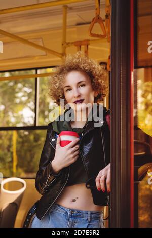 Modische Mädchen Auf U-Bahn Mit Take Away Kaffee. Trendy Urban Junge Frau Fashion Model. Lässiger Style. Jugend, Street Style, Lebensstil, Freizeit Konzept Stockfoto