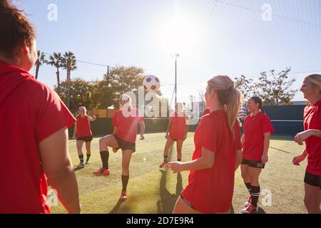 Frauen Fußball-Team Tritt Ball Während Des Trainings Für Fußball-Match Auf Dem Astro Turf Pitch Im Freien Stockfoto