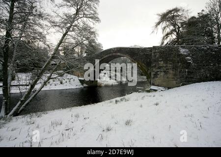 Brig O Doon, Alloway, South Ayrshire, Schottland, Großbritannien. Die berühmte Brücke über den Fluss Doon mit Schnee bedeckt.Er bbridge oder Brig, wie es bekannt, wurde in der schottischen Dichter Robert Burns Gedicht "The Tale of TAM o Shanter" verewigt Stockfoto