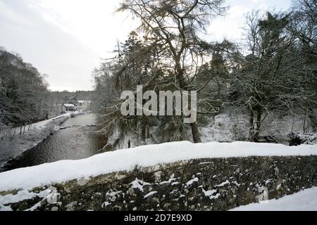 Brig O Doon, Alloway, South Ayrshire, Schottland, Großbritannien. Die berühmte Brücke über den Fluss Doon mit Schnee bedeckt.Er bbridge oder Brig, wie es bekannt, wurde in der schottischen Dichter Robert Burns Gedicht "The Tale of TAM o Shanter" verewigt Stockfoto