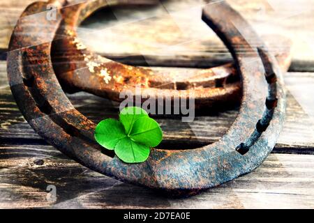 Hufeisen mit Glücksklee 4 Blättrig auf Holz Stockfoto