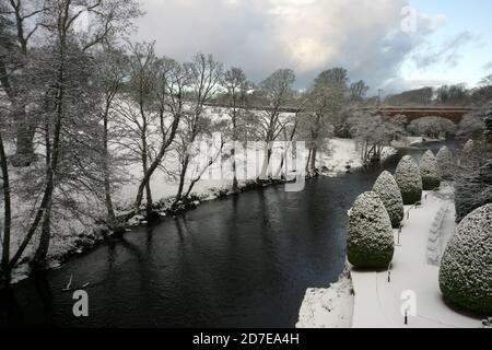 Brig O Doon, Alloway, South Ayrshire, Schottland, Großbritannien. Die berühmte Brücke über den Fluss Doon mit Schnee bedeckt.Er bbridge oder Brig, wie es bekannt, wurde in der schottischen Dichter Robert Burns Gedicht "The Tale of TAM o Shanter" verewigt Stockfoto