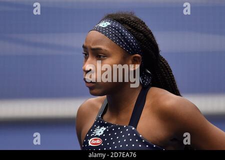 Ostrava, Tschechische Republik. Oktober 2020. ***CTK POOL*** Cori Gauff aus den USA spielt beim Tennisturnier J&T Banka Ostrava Open 2020 in Ostrava, Tschechische Republik, am 22. Oktober 2020 gegen Aryna Sabalenka aus Weißrussland. Kredit: Jaroslav Ozana/CTK Foto/Alamy Live Nachrichten Stockfoto