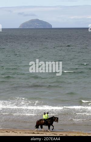 Berittene Polizisten am Strand von Turnberry, Ayrshire, Schottland, Großbritannien während des Open Golf Wettbewerbs 2009. Ailsa Craig im Hintergrund Stockfoto