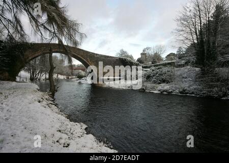 Brig O Doon, Alloway, South Ayrshire, Schottland, Großbritannien. Die berühmte Brücke über den Fluss Doon mit Schnee bedeckt.Er bbridge oder Brig, wie es bekannt, wurde in der schottischen Dichter Robert Burns Gedicht "The Tale of TAM o Shanter" verewigt Stockfoto