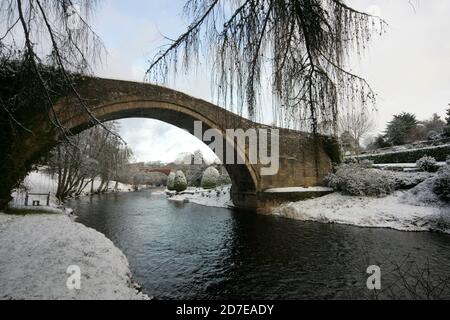 Brig O Doon, Alloway, South Ayrshire, Schottland, Großbritannien. Die berühmte Brücke über den Fluss Doon mit Schnee bedeckt.Er bbridge oder Brig, wie es bekannt, wurde in der schottischen Dichter Robert Burns Gedicht "The Tale of TAM o Shanter" verewigt Stockfoto