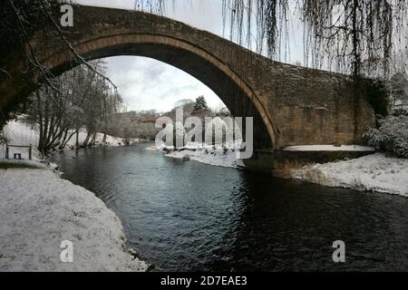 Brig O Doon, Alloway, South Ayrshire, Schottland, Großbritannien. Die berühmte Brücke über den Fluss Doon mit Schnee bedeckt.Er bbridge oder Brig, wie es bekannt, wurde in der schottischen Dichter Robert Burns Gedicht "The Tale of TAM o Shanter" verewigt Stockfoto