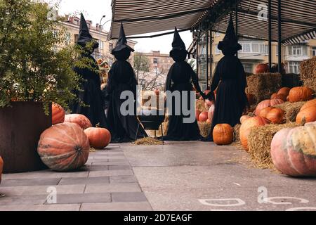 Kiew, Ukraine - 20. Oktober 2020. Dekorative Kürbisse auf Bauernmarkt steht auf Garben von Heu.Thanksgiving Weihnachtszeit und Halloween Scary Stockfoto