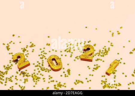 Frohes Neues Jahr 2021. Gold Zahlen 2021 und Sterne auf einem hellen Hintergrund. Speicherplatz kopieren. Stockfoto