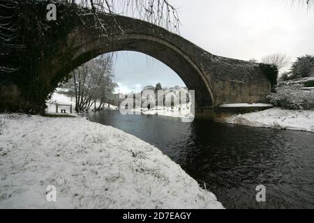 Brig O Doon, Alloway, South Ayrshire, Schottland, Großbritannien. Die berühmte Brücke über den Fluss Doon mit Schnee bedeckt.Er bbridge oder Brig, wie es bekannt, wurde in der schottischen Dichter Robert Burns Gedicht "The Tale of TAM o Shanter" verewigt Stockfoto