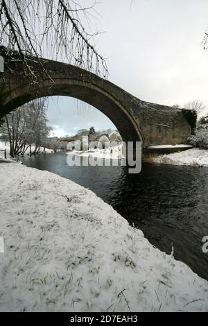 Brig O Doon, Alloway, South Ayrshire, Schottland, Großbritannien. Die berühmte Brücke über den Fluss Doon mit Schnee bedeckt.Er bbridge oder Brig, wie es bekannt, wurde in der schottischen Dichter Robert Burns Gedicht "The Tale of TAM o Shanter" verewigt Stockfoto