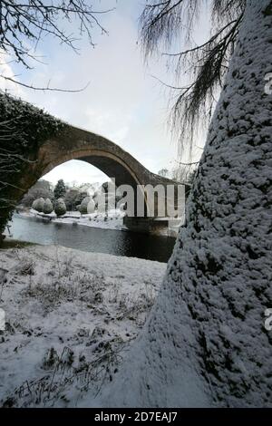 Brig O Doon, Alloway, South Ayrshire, Schottland, Großbritannien. Die berühmte Brücke über den Fluss Doon mit Schnee bedeckt.Er bbridge oder Brig, wie es bekannt, wurde in der schottischen Dichter Robert Burns Gedicht "The Tale of TAM o Shanter" verewigt Stockfoto