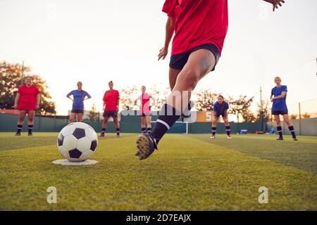 Nahaufnahme Des Spielers, Der Während Des Womens Soccer Match Bestraft Wird Stockfoto