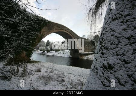 Brig O Doon, Alloway, South Ayrshire, Schottland, Großbritannien. Die berühmte Brücke über den Fluss Doon mit Schnee bedeckt.Er bbridge oder Brig, wie es bekannt, wurde in der schottischen Dichter Robert Burns Gedicht "The Tale of TAM o Shanter" verewigt Stockfoto