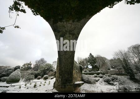 Brig O Doon, Alloway, South Ayrshire, Schottland, Großbritannien. Die berühmte Brücke über den Fluss Doon mit Schnee bedeckt.Er bbridge oder Brig, wie es bekannt, wurde in der schottischen Dichter Robert Burns Gedicht "The Tale of TAM o Shanter" verewigt Stockfoto