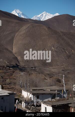 Nepal. Jharkot und Nilgiri Bereich im Hintergrund. Annapurna Circuit. Stockfoto