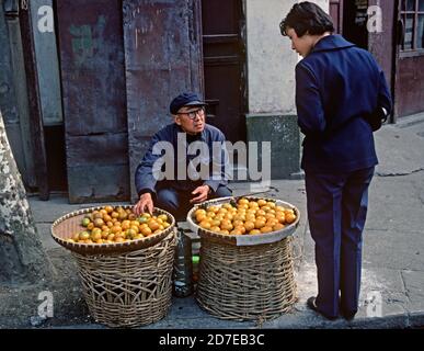 Straßenverkäufer, der Orangen in der Altstadt, Shanghai, China, 1980er Jahre verkauft Stockfoto