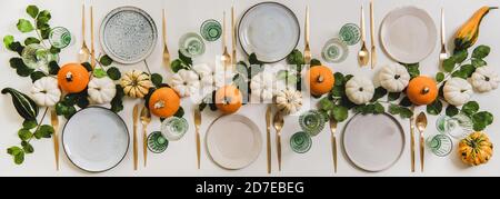 Herbsttisch-Einstellung für Feiern Herbsturlaub mit Kürbissen Stockfoto