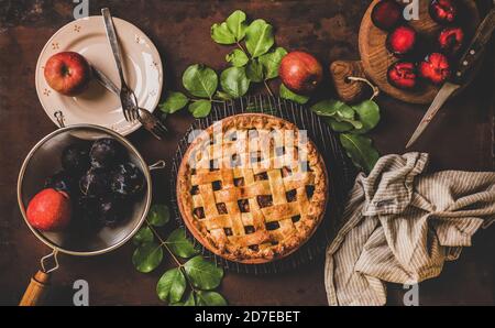 Flaches Set aus Apfel- und Pflaumenkuchen und Tee Stockfoto