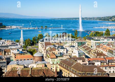 Luftaufnahme über die Dächer von Genf, der Schweiz, der Genfer Bucht und dem Genfer See vom Glockenturm der Kathedrale an einem sonnigen Sommertag Stockfoto