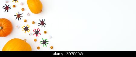 Overhead Halloween Banner Bestehend Aus Kürbissen Mit Süßigkeiten Spinnen Und Augäpfel Auf Weißem Hintergrund Stockfoto