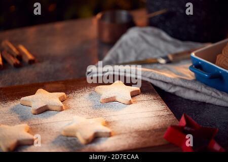 Frisch Gebackene Sternförmige Weihnachtsplätzchen An Bord Bestäubt Mit Puderzucker Stockfoto