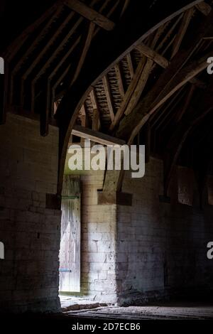 Der Zehenstall auf der Pound Lane, mittelalterliche Steinscheune im Barton Grange Komplex am Fluss Avon in Bradford on Avon in den Cotwolds, Wiltshire, Großbritannien Stockfoto