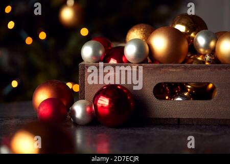 Holzkiste Mit Weihnachtsbaumkugeln Mit Baumleuchten In Hintergrund Stockfoto