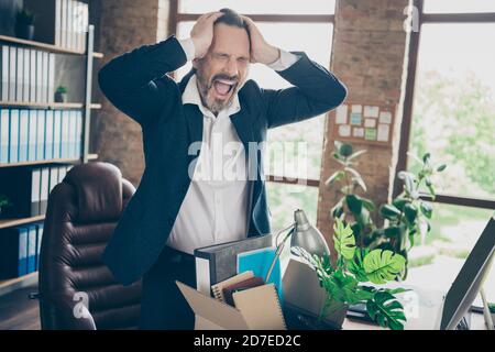 Foto von müde gefeuert weinenden Arbeiter reifen Kerl scheitern Geschäftsmann Leiden schreckliche Kopfschmerzen verloren Job Pack Habseligkeiten Box gestresst Schreien Sie verzweifelt weg Stockfoto