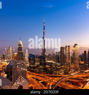 Herrlicher Blick über die Stadt Dubai mit Burj Khalifa in der Abenddämmerung, Dubai, VAE Stockfoto