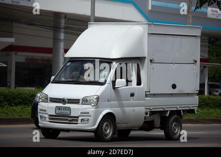 Chiangmai, Thailand - Oktober 16 2020: Mini Private Tongfong Truck. Foto an der Straße Nr. 1001 ca. 8 km von der Innenstadt von Chiangmai, thailand. Stockfoto