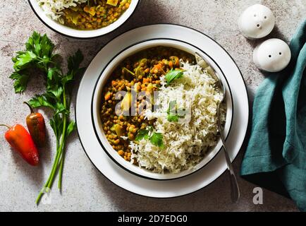 indische Linsen Dhal mit Gemüse und Basmati-Reis auf dem Tisch. Gesunde vegane ayurvedische Küche Stockfoto