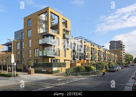 Stadthäuser und Apartments an der Weigall Road. Teil von Kidbrooke Village, einem riesigen neuen Wohngebiet im Londoner Stadtteil Greenwich, Großbritannien. Stockfoto