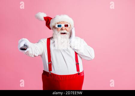 Porträt seiner er schön attraktiv fröhlich fröhlich froh erstaunt Fat Santa Film ansehen Video wechseln Kanal genießen Zeitvertreib Unterhaltung Luftblasen Stockfoto