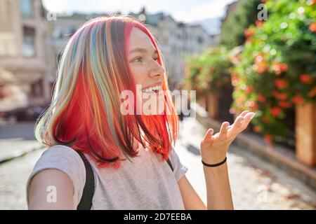 Modische Teenager-Mädchen schaut auf Webcam und spricht über die Stadt Straße Stockfoto