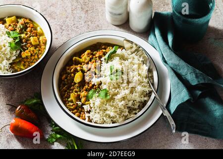 indische Linsen Dhal mit Gemüse und Basmati-Reis auf dem Tisch. Gesunde vegane ayurvedische Küche Stockfoto