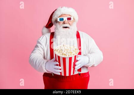 Porträt seiner er schön attraktiv fröhlich fröhlich froh bärtig Fat Santa 3D 3d 4d 5d Film essen Mais mit Spaß genießen Zeitvertreib isoliert rosa Stockfoto